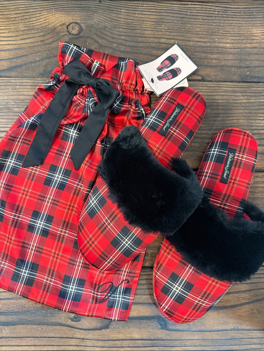 NWT Victoria's Secret Red and Black Plaid Slippers with carry bag